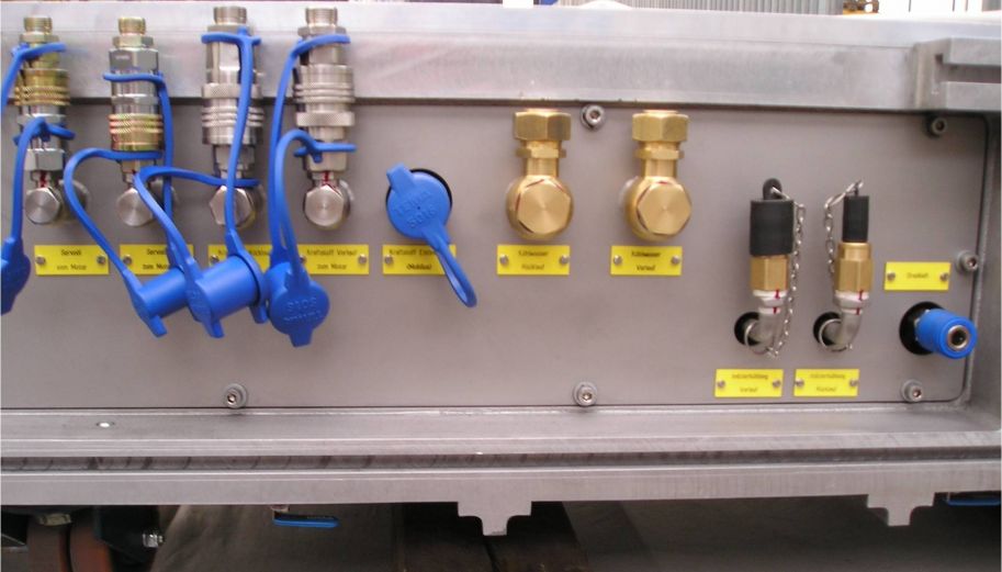 Kraftstoff- und Kühlwasserzuführungen